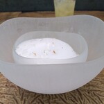 レヴォ - 〜ゆうかメロン〜高岡産のゆうかメロン果肉とトンカ豆のアイス、トンカ豆の泡ムースとシシウドの花をふりかけて