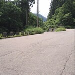 レヴォ - 2023.7通りからL‘evoへ入る道