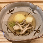 蕎麦 ろあん 湯村 - 蕎麦前四皿目（じゃがいもの煮物、うわばみ草としめじを添えて）