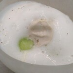 レヴォ - 〜ゆうかメロン〜高岡産のゆうかメロン果肉とトンカ豆のアイス、トンカ豆の泡ムースとシシウドの花をふりかけて