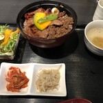 Yakiniku Tomihisa - 2023/7/7 ランチで利用。和牛そぼろカルビ丼セット(1,100円)