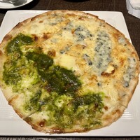 Focacceria la Brianza - フォカッチャ・ディ・レッコ　ジェノベーゼ／クアトロフォルマッジ