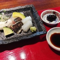賛否両論 名古屋 - お造りを醤油か梅と塩昆布で