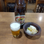 Machizushi Torotaku - 大瓶ビール628円と白菜漬け199円(税別)