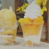 一実庵 - 赤肉メロンソフトクリーム(￥800)、桃ソフトクリーム(￥900)。2つ並べると可愛さ急増！