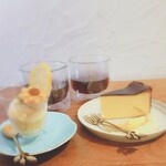 ポロキコーヒー - エルサルバドル　ドンハイメ　パカス　ハニー(￥600)
、白桃のバスクチーズケーキ(￥600)
・エチオピア　チェルベサ(￥600)
、レモンとココナッツの向日葵ムース(￥600)。