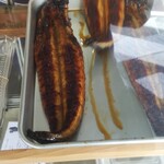 なみせうなぎや - 真ん中のうなぎがにゅるりと逃げ出し···