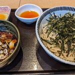 Soba kichi - 冷やし肉つけそば1180円..。ラー油を別皿にしてもらいました！自分で加減！