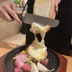 チーズビストロ カザーロ - 温野菜とラクレット１４３０円。一人前でも少ないくらいの量で、味の印象が。。。