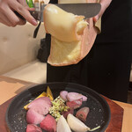 チーズビストロ カザーロ - 温野菜とラクレット１４３０円。客席でかけるパフォーマンスは楽しいですね♩