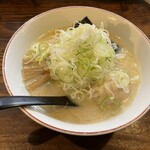 Isshou Ramen - ネギを乗せて完成