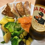 ラ・ドロゲリア - スモークサーモンとオリーブのサラダ　ビール