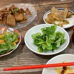 餃子マニア - 左上から　干豆腐　ザーサイ(お通し) パクチーメンマのパクチー　パクチーメンマ