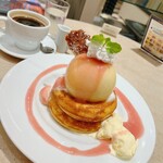 カフェ＆ブックス ビブリオテーク 東京・有楽町 - まるごと白桃とミルキークリームのパンケーキ