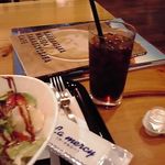 セットのアイスコーヒー（後ろの本は店内閲覧用です）