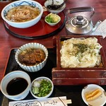末錦 - 手前:ミニ鰻丼とざるきしめん（二段）セット　奥:ころきしめん