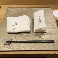 肉割烹ふたご 北新地店 - カウンター席へ