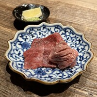 和牛料理 一石三鳥 - 厚切りタン•塩盛り合わせ2種-クリ・ミスジ-