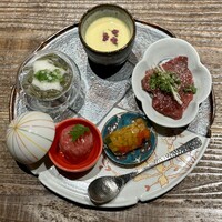 和牛料理 一石三鳥 - 前菜5種盛り合わせ-トウモロコシのすり流し・低温調理されたハツ・夏野菜のジュレ・ジュンサイ・和牛の手鞠寿司-