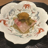 1022 - 縞鯵　海月の甘酢漬け　玉ねぎの醤油漬け　山椒　雲丹の紹興酒漬け