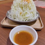 焼肉キャンプ 大宮本郷店 - たっぷりキャベツ盛り