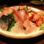 ととしぐれ - 夜はまずはお刺身の盛り合わせ♪　ウニ美味しかった！