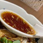 浅草名代らーめん 与ろゐ屋 - 見た目濃くしょっぱそうですが、そうでもないです。