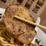 浅草名代らーめん 与ろゐ屋 - 大きなチャーシュー