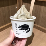 一〇八抹茶茶廊 - ほうじ茶豆乳ソフトクリーム　460円(税込)