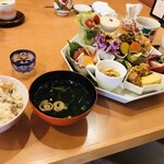 カジュアル和食と地酒しおさか - 炊き込みご飯も美味しい〜