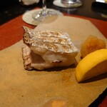 京極寿司 - ◯太刀魚の塩焼き
      今日卸したての太刀魚で1m以上ある漁師さんたちが
      『ドラゴン』と呼ばれるサイズとなる。
      新鮮で造りで行ける太刀魚を軽く塩降って
      ブツ切りにして焼かれてる　との説明。