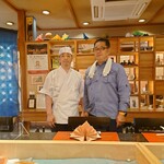京極寿司 - 大将さんの眞杉国史（くにちか）さんとおっさん
      高級鮨店にも作業服で行ったど～❕（笑）
      
      今日はETROの普通❔（笑）な眼鏡を掛けてる