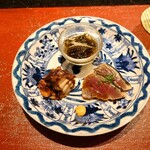 京極寿司 - ▷三種盛り
      ◯能登の岩もずく
      今シーズンのシャキッとしたもずくを薄めな八方地出汁
      に浸けてそばのようにズルズルっと掻き込んで頂きたい
      との説明