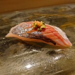 京極寿司 - ◯アジ（サスエ前田魚店　仕入れ）
      桜えびが好物で一杯食べている鯵で、サスエさんが
      塩水濃度、温度管理され寿司用に仕上げてある
      肉の味わいが食感良く
      舌にじんわりと来る旨味❕
      それが長く残る