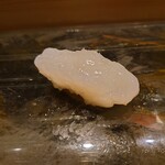 京極寿司 - ◯アカイカ（北陸）
      外の硬い部分は包丁で削いである
      中の柔らかい旨味ある部分のみを使用
      代わりにコリコリとした食感は無くなる
      
      ネットリとしたとろけるような上質な旨味を感じ
      なかなか美味しい