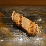 京極寿司 - ◯煮穴子
      梅雨穴子という言葉があるくらい旬となる
      
      薄いあっさり目な出汁醤油て煮られてて
      穴子の旨味の情報が良く伝わって来るねえ～
      穴子の旨味か口の中で解けてく旨さ
      余韻も素晴らしい❕