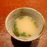 京極寿司 - ◯魚のアラのスープ
      サスエさんの魚の骨とアラから取ったスープ。
      焼いた骨とアラを水と酒でクタクタになるまで
      煮込んであり、骨についた身も溶け出してる　との説明
      これは魚の旨味が超絶凄いねえ〜❕