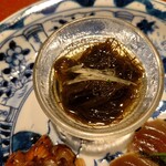 京極寿司 - 凄くシャキッとしてるもずく。
      こんなもずくの食感は初めて食べた。
      掻き込むよりも、噛んだ食感を楽しんで美味しく頂いた
