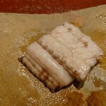 京極寿司 - これは脂乗りが凄くて旨味の宝庫❕
      塩味だけで太刀魚の旨味をタップリと味わえる。