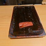 京極寿司 - ▶鮨ネタ
      鮨ネタ提供時点でマグロが常温で昆布締めされ始めた。