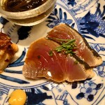 京極寿司 - ◯鰹（煮切り醤油）
      下ろし立てのカツオを皮目を強めにタタキにし
      一分間桜チップで瞬間燻製して燻製香を纏わせてる
      
      ほんのり燻製香とタタキ表皮の香ばしさが
      カツオの味わいをより美味しくさせている