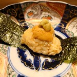 京極寿司 - 小川のウニとなる。他にも高橋も多いとの話。
      
      ミョウバンの雑味、苦味を感じない
      濃厚なウニの旨味がガッツリとスクラム組んで
      押し寄せてくる❕
      
      これは至福の時だよねえ
      後味の余韻も素敵❕