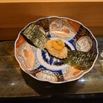 京極寿司 - ◯ウニの手巻き寿司（北海道のキタムラサキウニ）
      ミョウバン不使用で柔らかくて崩れやすいですけど
      味は凄く美味しくて、崩れかけた所も
      酢飯と混ぜてウニご飯みたいにされている。
      