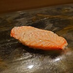 京極寿司 - ◯毛ガニ（夏が旬の蟹）
      北海道輪島ではなくて能登の海で取れた毛ガニとなる。
      今年はいい品が入ってるとのこと。
      
      毛ガニの旨味がじんわりと広がる
      舌でホロホロつと解けてく美味しい味わい。