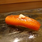 京極寿司 - ◯ビワマス（琵琶湖）漁師さんから直接仕入れ
      柚子ポン酢での昆布漬け
      ビワマスは冷えてる方が美味しいとの話で
      冷蔵庫の中で漬けにされてる。
      
      琵琶湖の魚を稚鮎や鯖、海老などを食べてるビワマス。