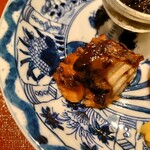 京極寿司 - ◯真蛸のやわらか煮
      江戸前仕込みの古典的な料理。
      修行先で教わったそのままの調理方法で炊かれている
      との説明。
      
      凄く柔らかく煮られてて旨味と甘みがあって美味しい