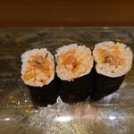 京極寿司 - ◯トロたく
      マグロの中落ちと沢庵、
      修行先の特徴である大葉入りとなっている　との説明。
      
      シャキシャキ沢庵と旨味あるマグロの中落ちの旨味
      そこに大葉のサッパリ感も加わり
      旨い味わいだよねえ