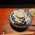 京極寿司 - ◯蝦夷鮑の姿煮
      20杯位纏めて水、酒だけで煮詰め、少し塩を足されて
      柔らかくなるまで煮詰めたアワビとなる。
      鮑から出た出汁汁を葛で溶いて餡にされている。
      上には鮑の肝を酒蒸しにされた品との話。