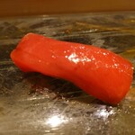 京極寿司 - ◯マグロ（昆布醤油漬け）
      醤油の塗ってある昆布の上で
      常温にてマグロが漬けにされていて
      醤油が昆布の旨味を吸って出汁醤油の様な味わいとなる
      
      マグロの味わいに凄く円やかな昆布の旨味を纏ってる