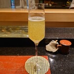 京極寿司 - ◯萌黄スパークリング　550円
      ハーブの爽やかさと緑茶の甘み（旨味）と渋み、
      それを炭酸で割ってる爽やかさがあり、
      鮨の脂や味わいをスッキリさせるのに良い感じな味わい